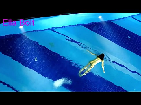 ❤️ నేను చూడటం ఆపలేను, ELLA BOLT రిసార్ట్ పూల్లో నగ్నంగా ఈత కొడుతూ దొరికిన యువ అందగత్తె ❤❌ అంగ వీడియో మా వద్ద ❌️❤